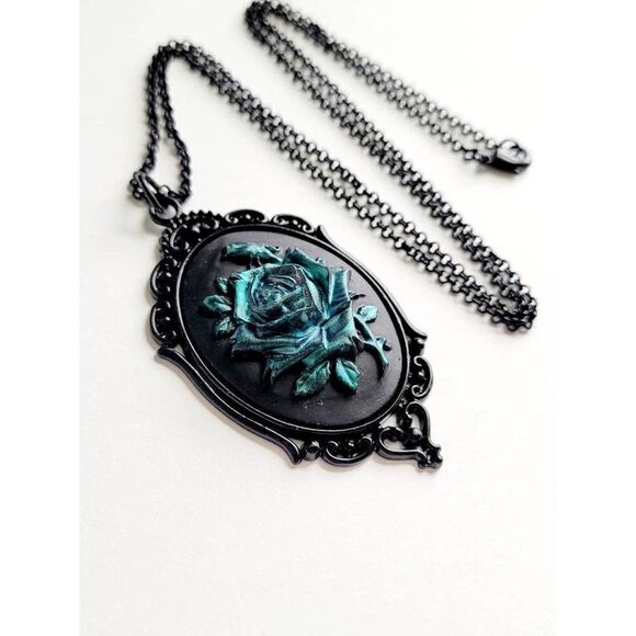 Gothic steampunk rockabilly Iridescent Rose Gothic Rockabilly Cameo Necklace - Picture 4 of 4